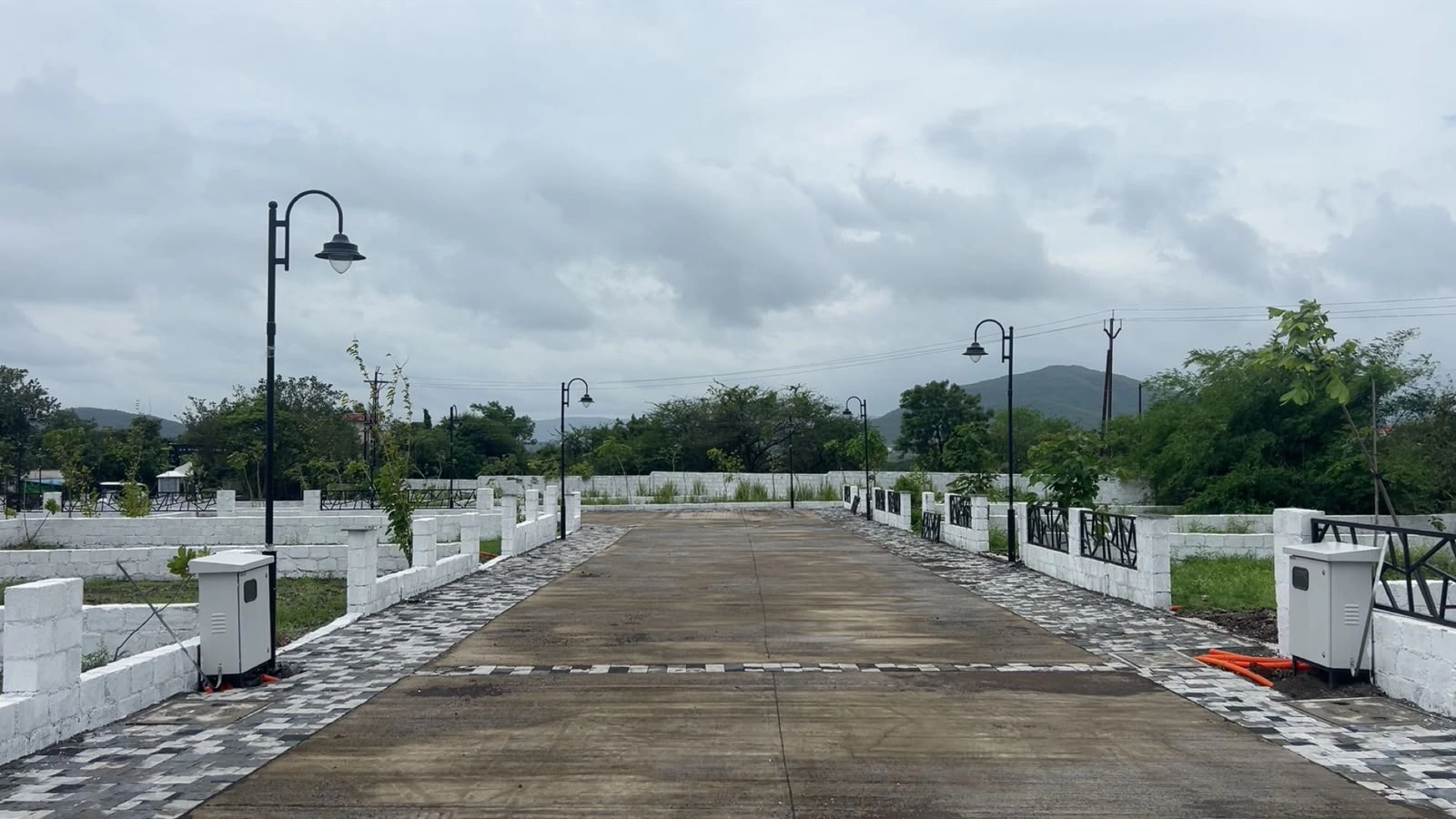 Vouge Estate — entrance road with boundary walls